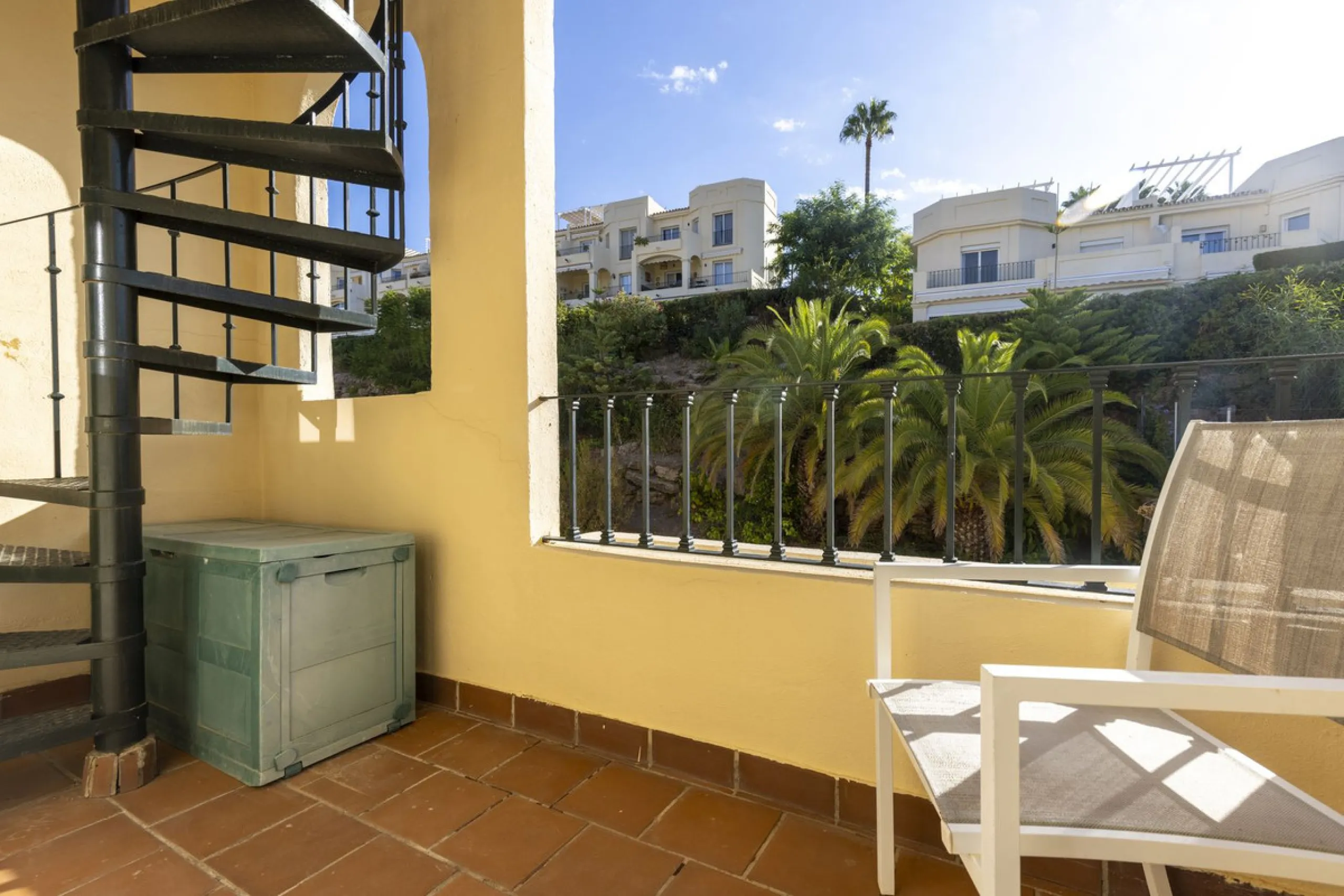 A beautiful South West facing 3 bedroom 2 bathroom duplex penthouse with open golf views and lots of natural light throughout.
