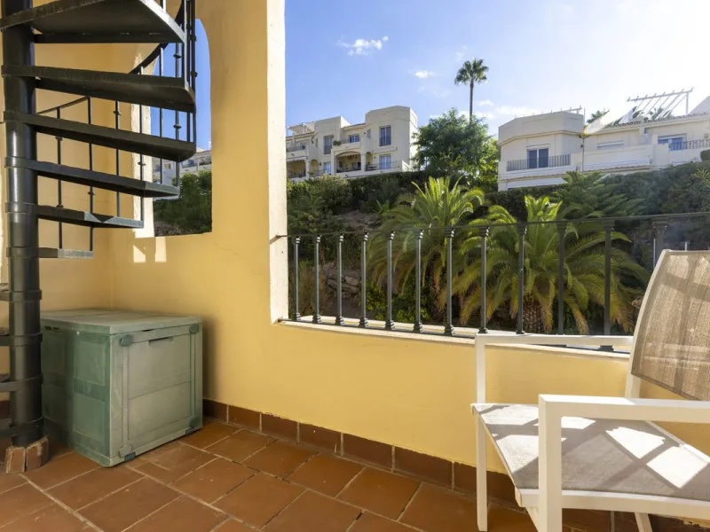 A beautiful South West facing 3 bedroom 2 bathroom duplex penthouse with open golf views and lots of natural light throughout.