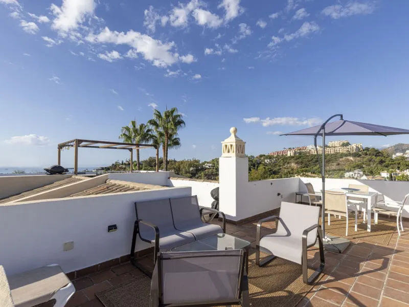 A beautiful South West facing 3 bedroom 2 bathroom duplex penthouse with open golf views and lots of natural light throughout.