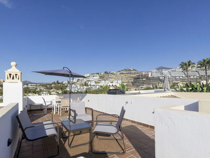 A beautiful South West facing 3 bedroom 2 bathroom duplex penthouse with open golf views and lots of natural light throughout.