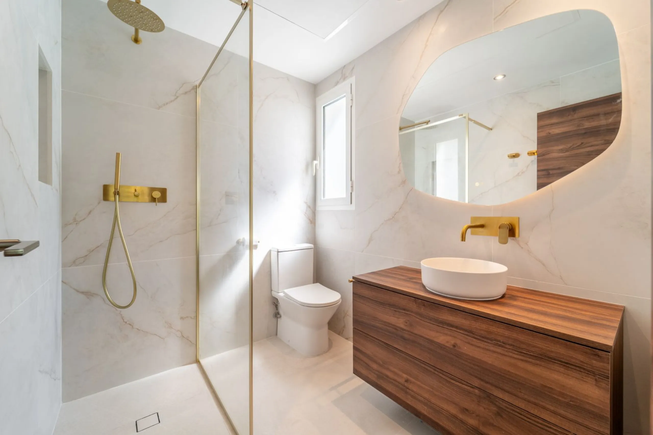 BrandNew Modern Three Bedroom Penthouse with Uninterrupted Panoramic Sea Views