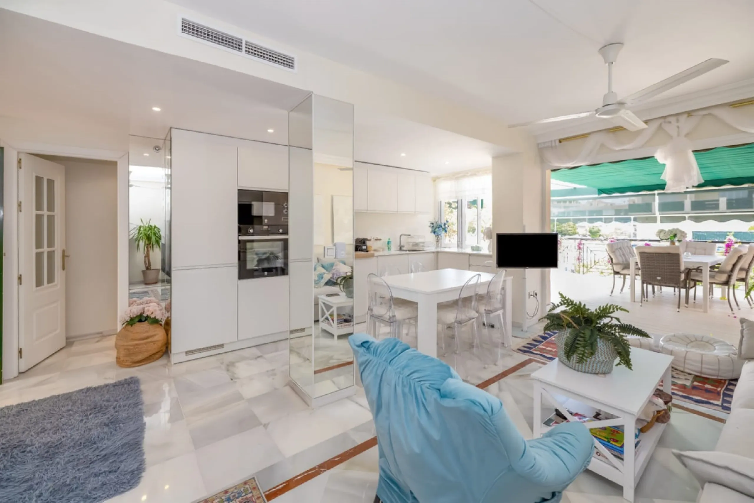 Apartment - Middle Floor Apartment в продаже в Marbella, Málaga. В доме 2 спален и 2 ванных комнат. Площадь дома 150 м²