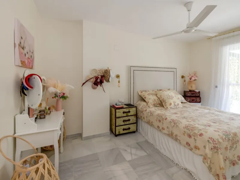Apartment - Middle Floor Apartment в продаже в Marbella, Málaga. В доме 2 спален и 2 ванных комнат. Площадь дома 150 м²