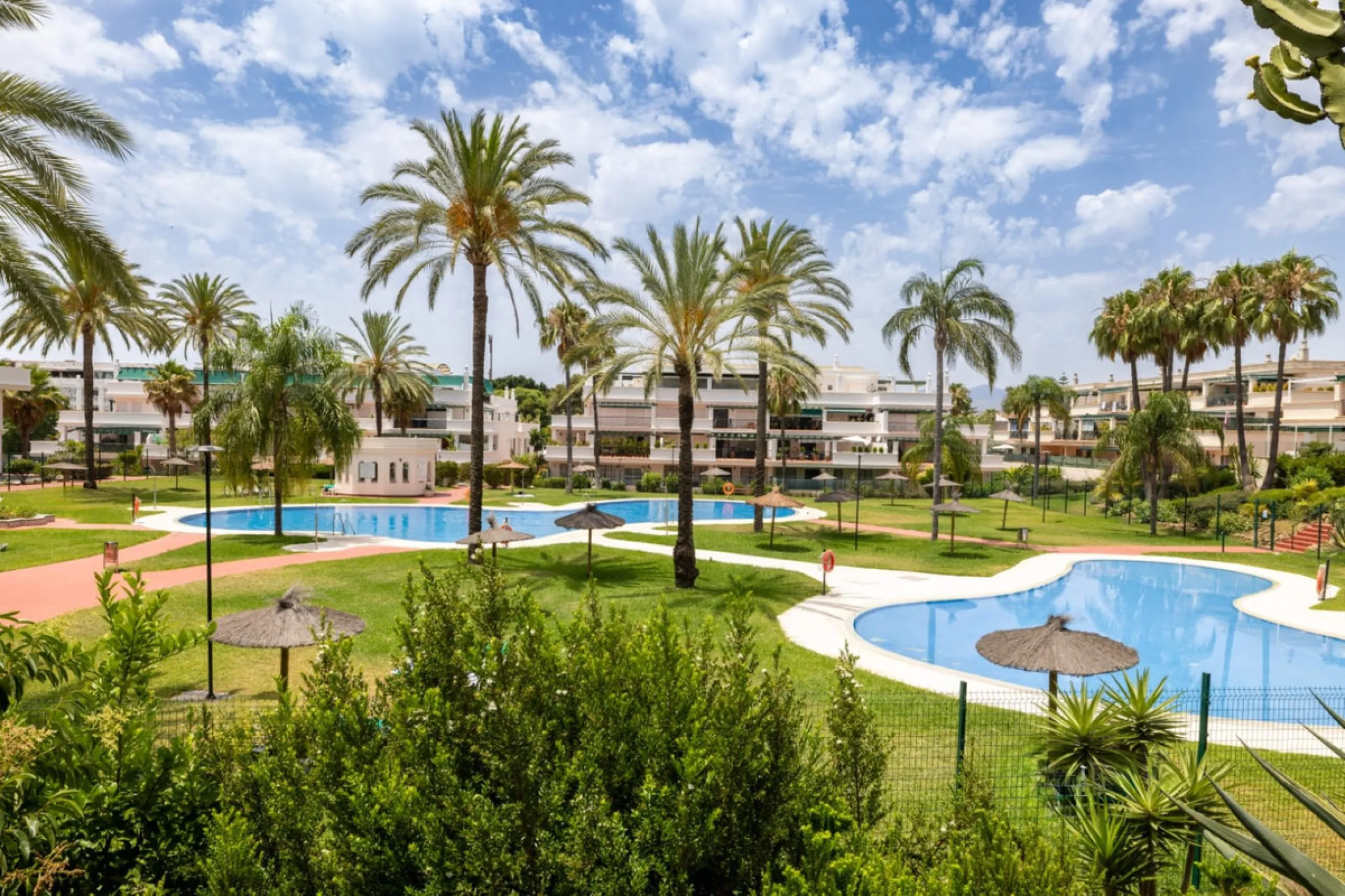 Apartment - Middle Floor Apartment в продаже в Marbella, Málaga. В доме 2 спален и 2 ванных комнат. Площадь дома 150 м²