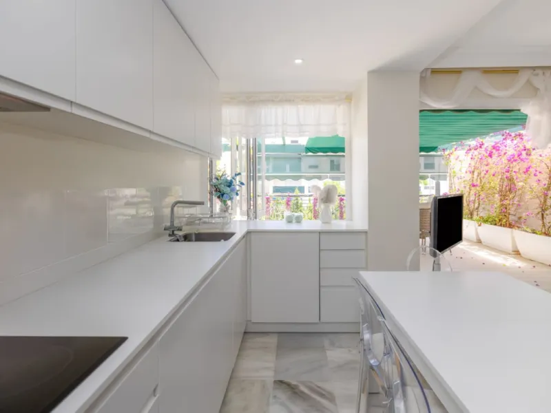 Apartment - Middle Floor Apartment в продаже в Marbella, Málaga. В доме 2 спален и 2 ванных комнат. Площадь дома 150 м²