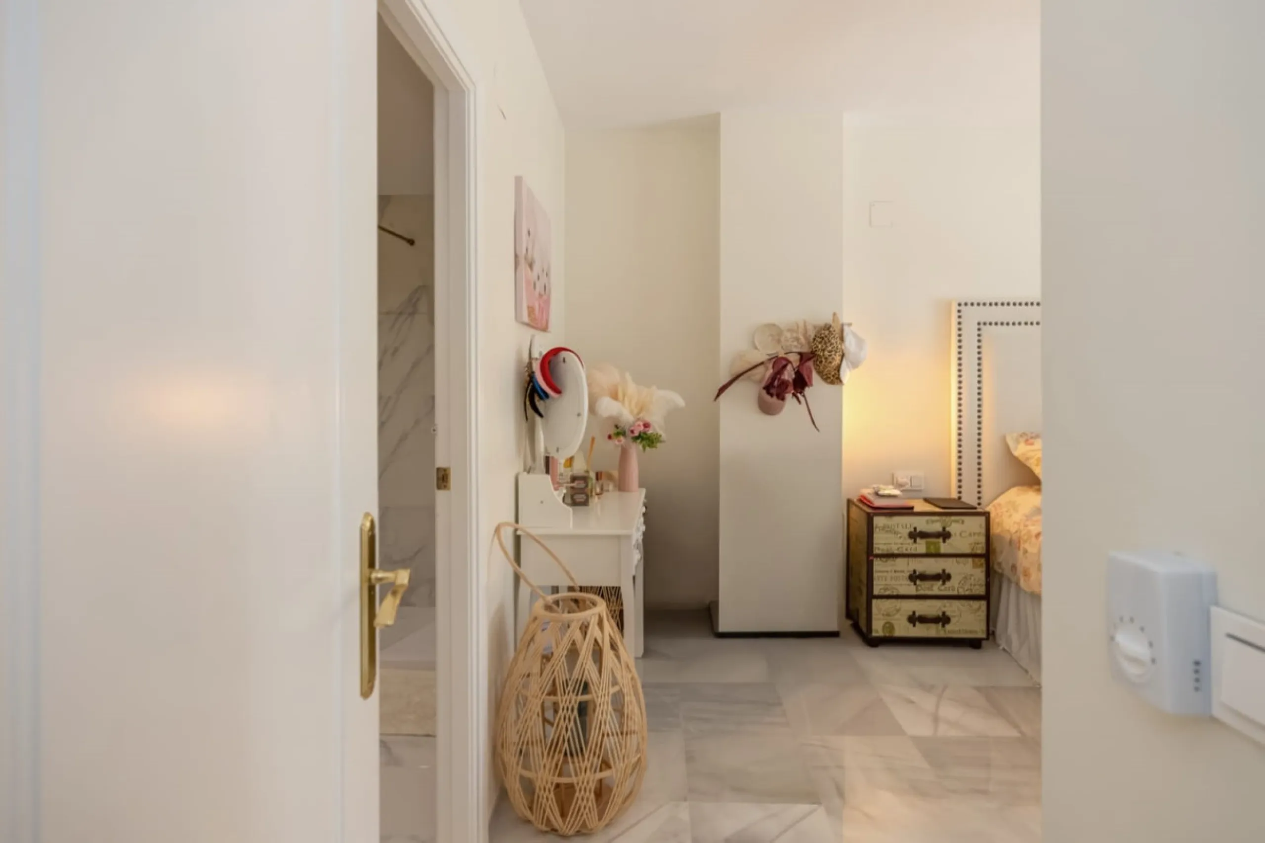 Apartment - Middle Floor Apartment в продаже в Marbella, Málaga. В доме 2 спален и 2 ванных комнат. Площадь дома 150 м²
