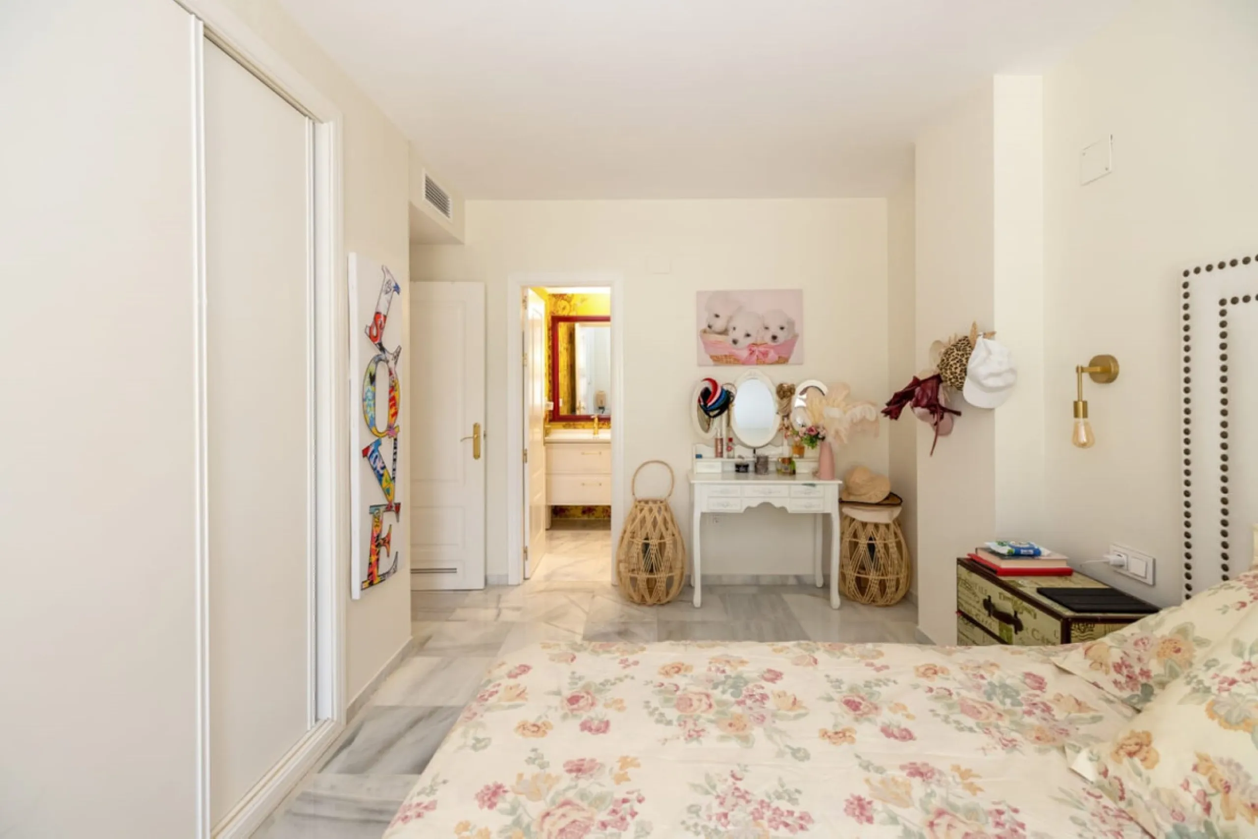 Apartment - Middle Floor Apartment в продаже в Marbella, Málaga. В доме 2 спален и 2 ванных комнат. Площадь дома 150 м²