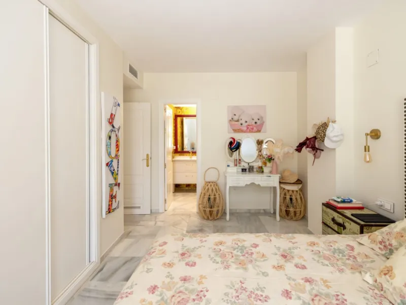 Apartment - Middle Floor Apartment в продаже в Marbella, Málaga. В доме 2 спален и 2 ванных комнат. Площадь дома 150 м²