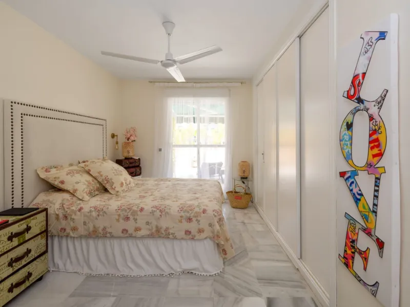 Apartment - Middle Floor Apartment в продаже в Marbella, Málaga. В доме 2 спален и 2 ванных комнат. Площадь дома 150 м²