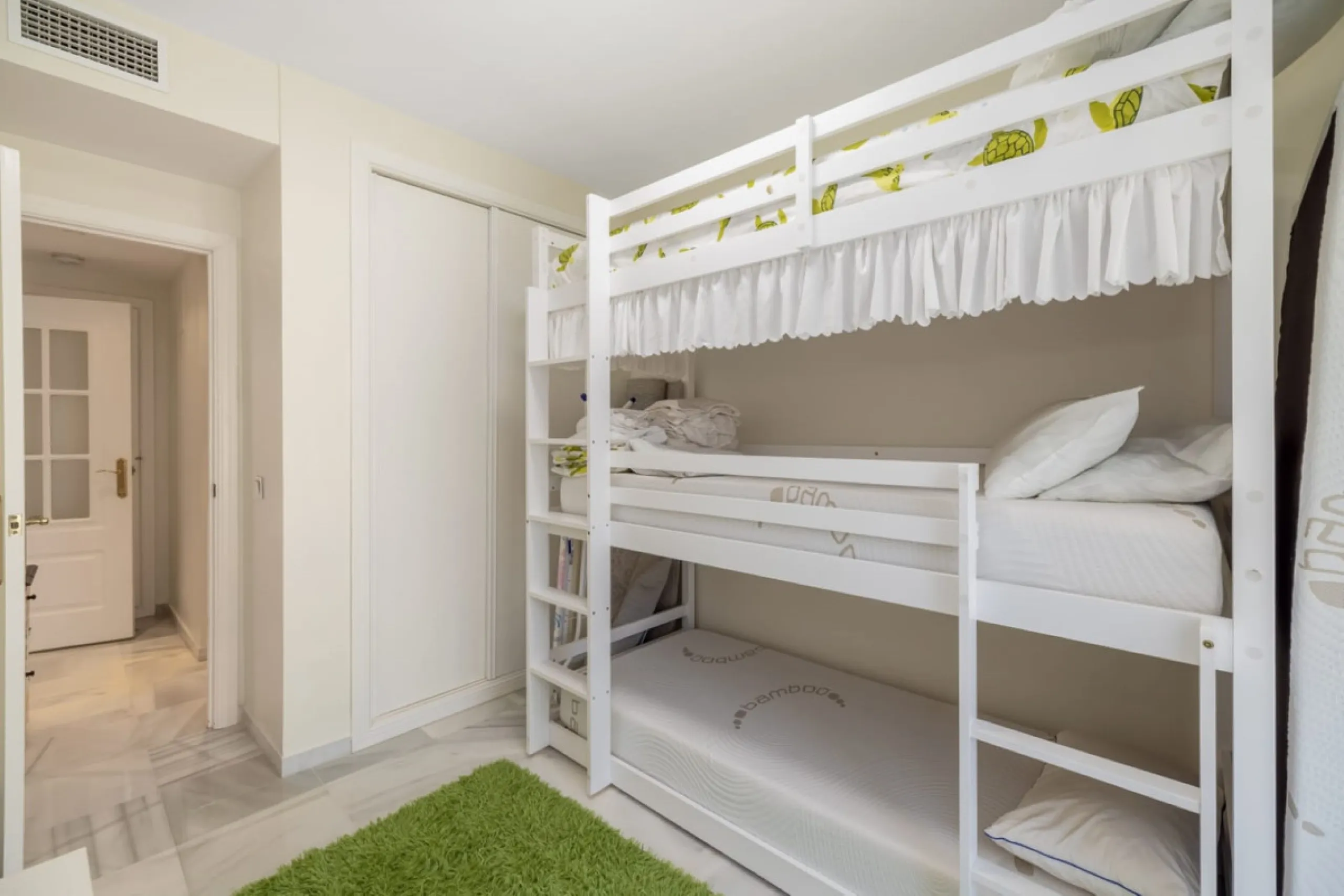 Apartment - Middle Floor Apartment в продаже в Marbella, Málaga. В доме 2 спален и 2 ванных комнат. Площадь дома 150 м²