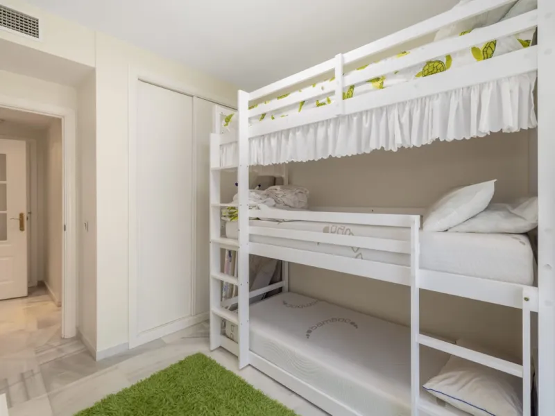 Apartment - Middle Floor Apartment в продаже в Marbella, Málaga. В доме 2 спален и 2 ванных комнат. Площадь дома 150 м²