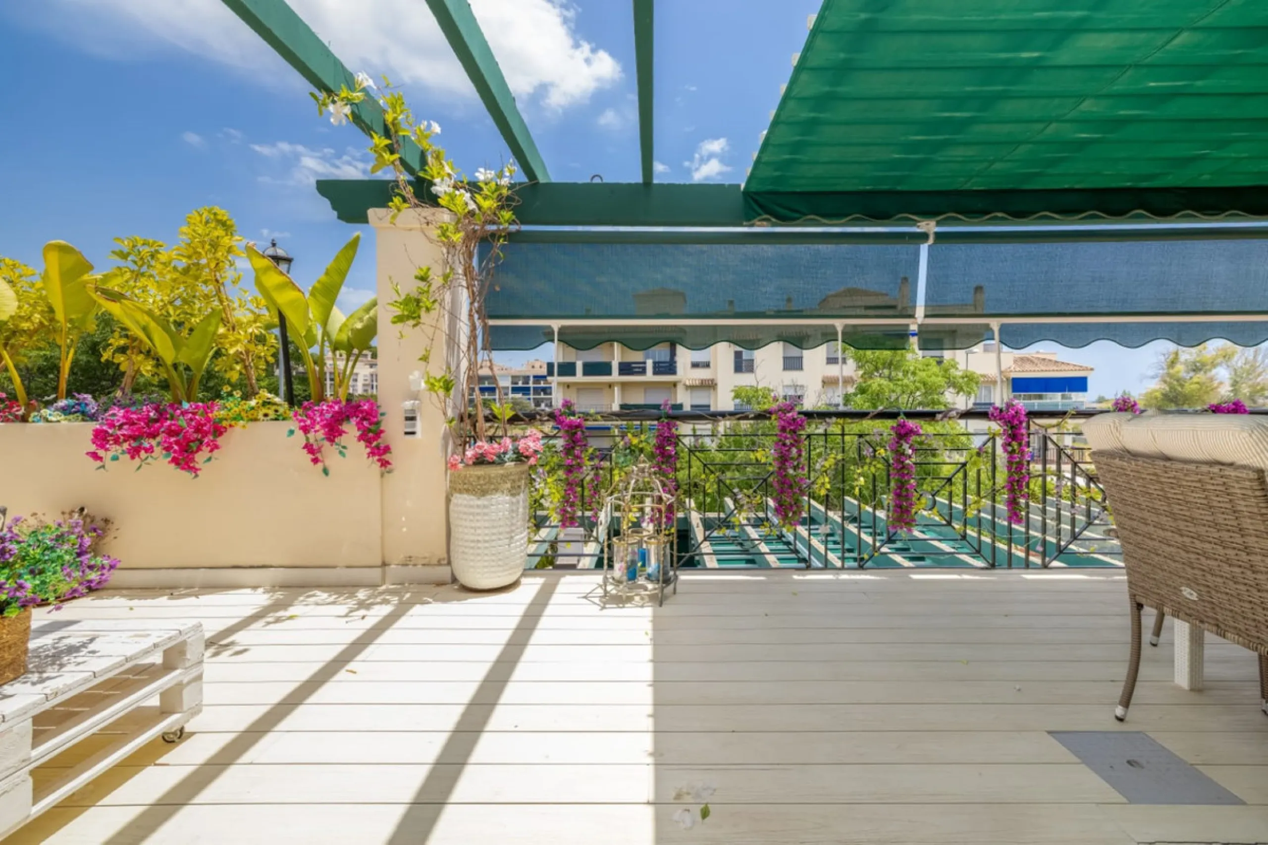 Apartment - Middle Floor Apartment в продаже в Marbella, Málaga. В доме 2 спален и 2 ванных комнат. Площадь дома 150 м²