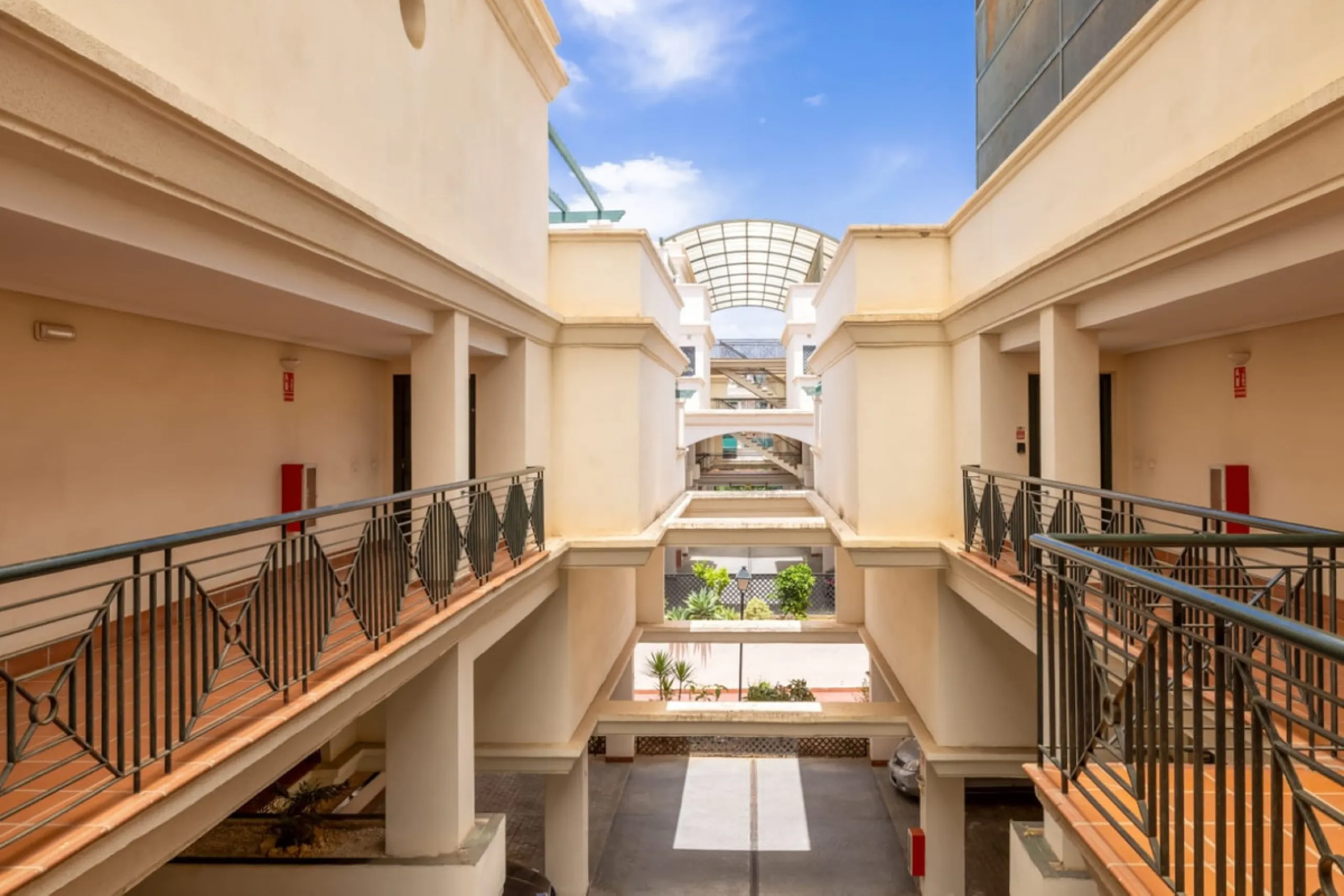 Apartment - Middle Floor Apartment в продаже в Marbella, Málaga. В доме 2 спален и 2 ванных комнат. Площадь дома 150 м²