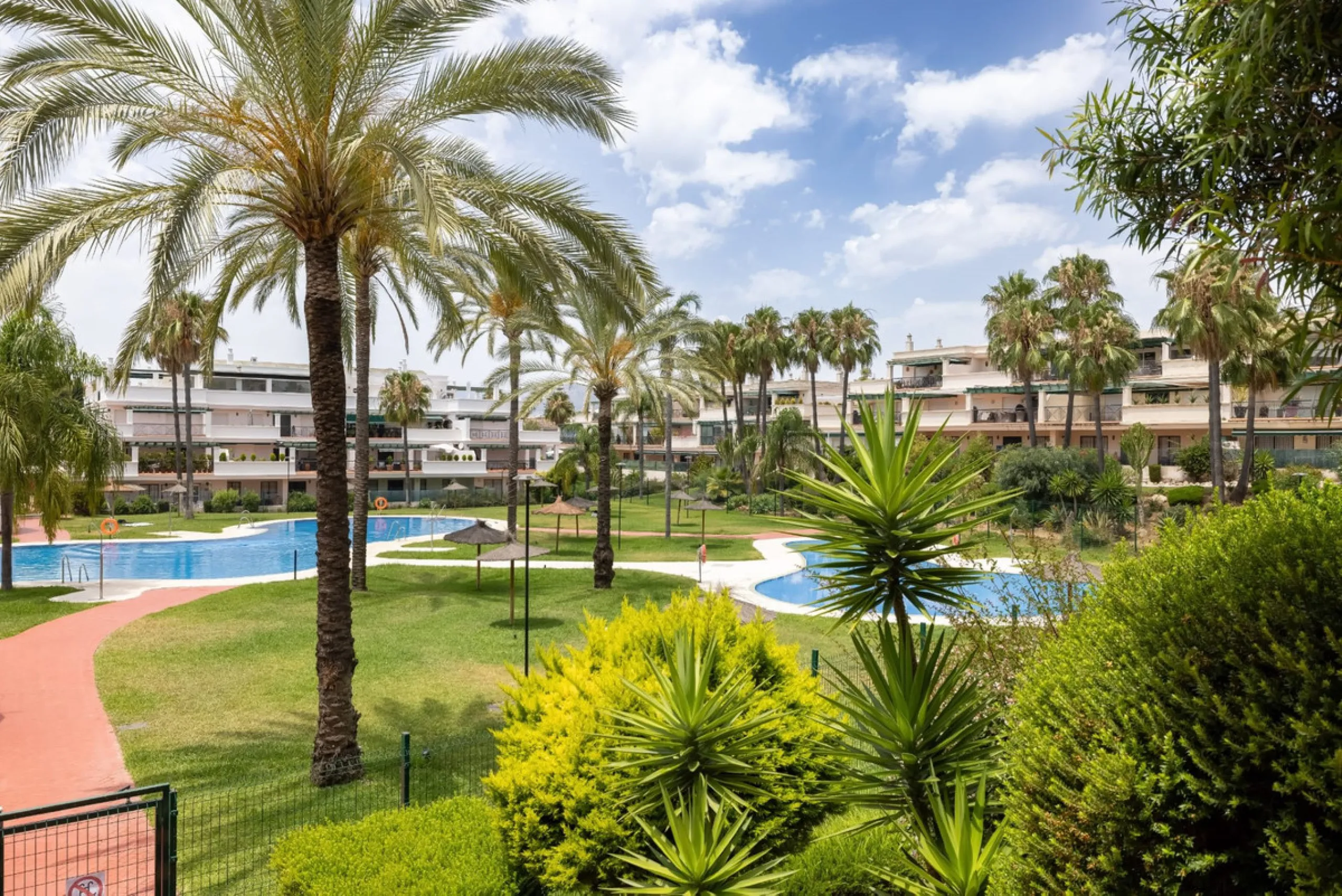 Apartment - Middle Floor Apartment в продаже в Marbella, Málaga. В доме 2 спален и 2 ванных комнат. Площадь дома 150 м²