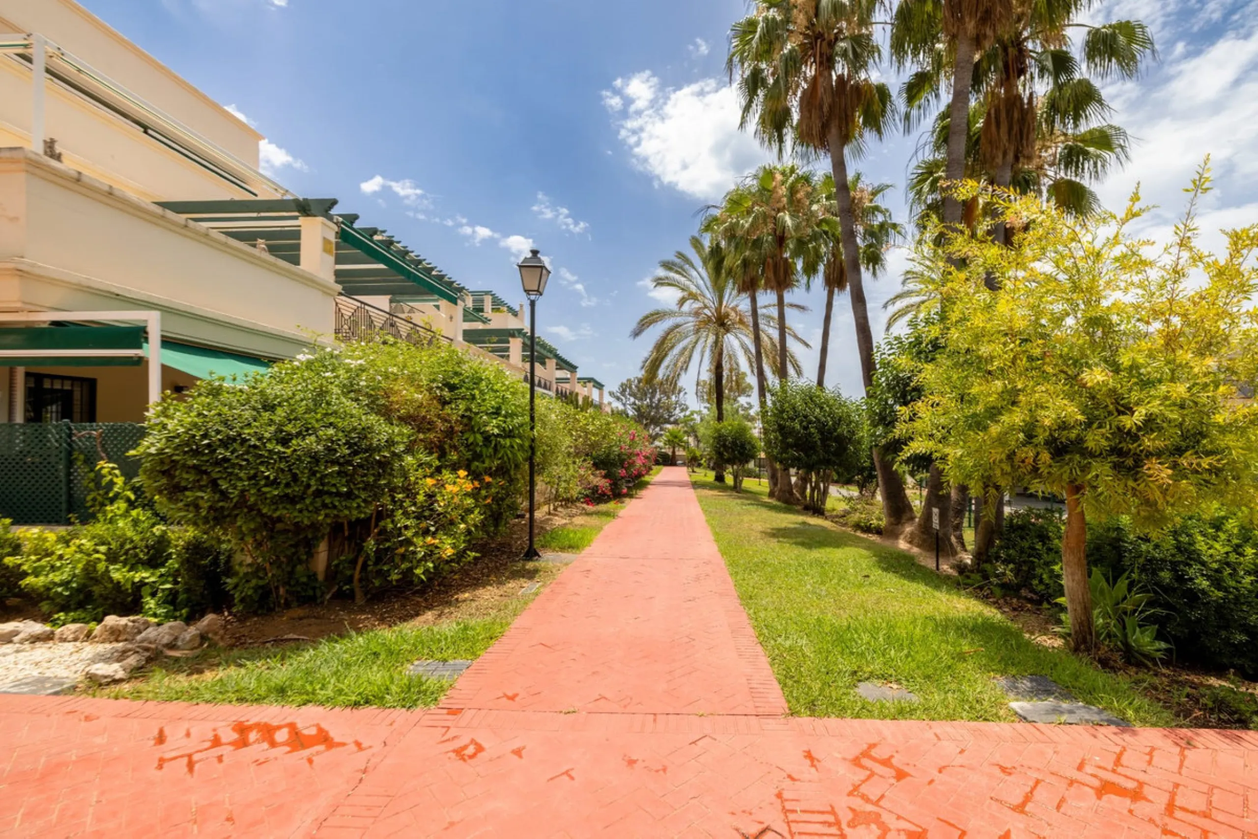 Apartment - Middle Floor Apartment в продаже в Marbella, Málaga. В доме 2 спален и 2 ванных комнат. Площадь дома 150 м²