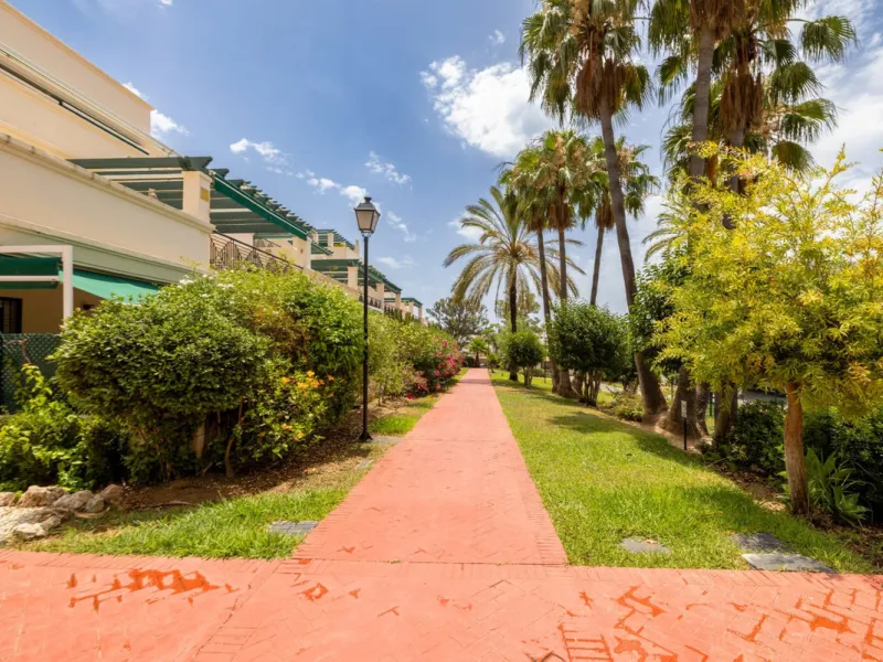 Apartment - Middle Floor Apartment в продаже в Marbella, Málaga. В доме 2 спален и 2 ванных комнат. Площадь дома 150 м²