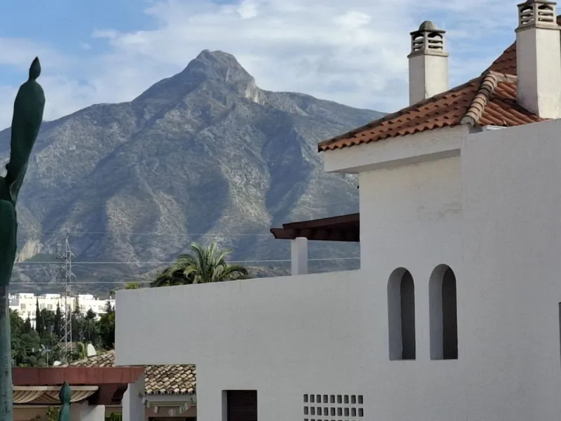 Apartment - Middle Floor Apartment в продаже в Marbella, Málaga. В доме 3 спален и 2 ванных комнат. Площадь дома 131 м²