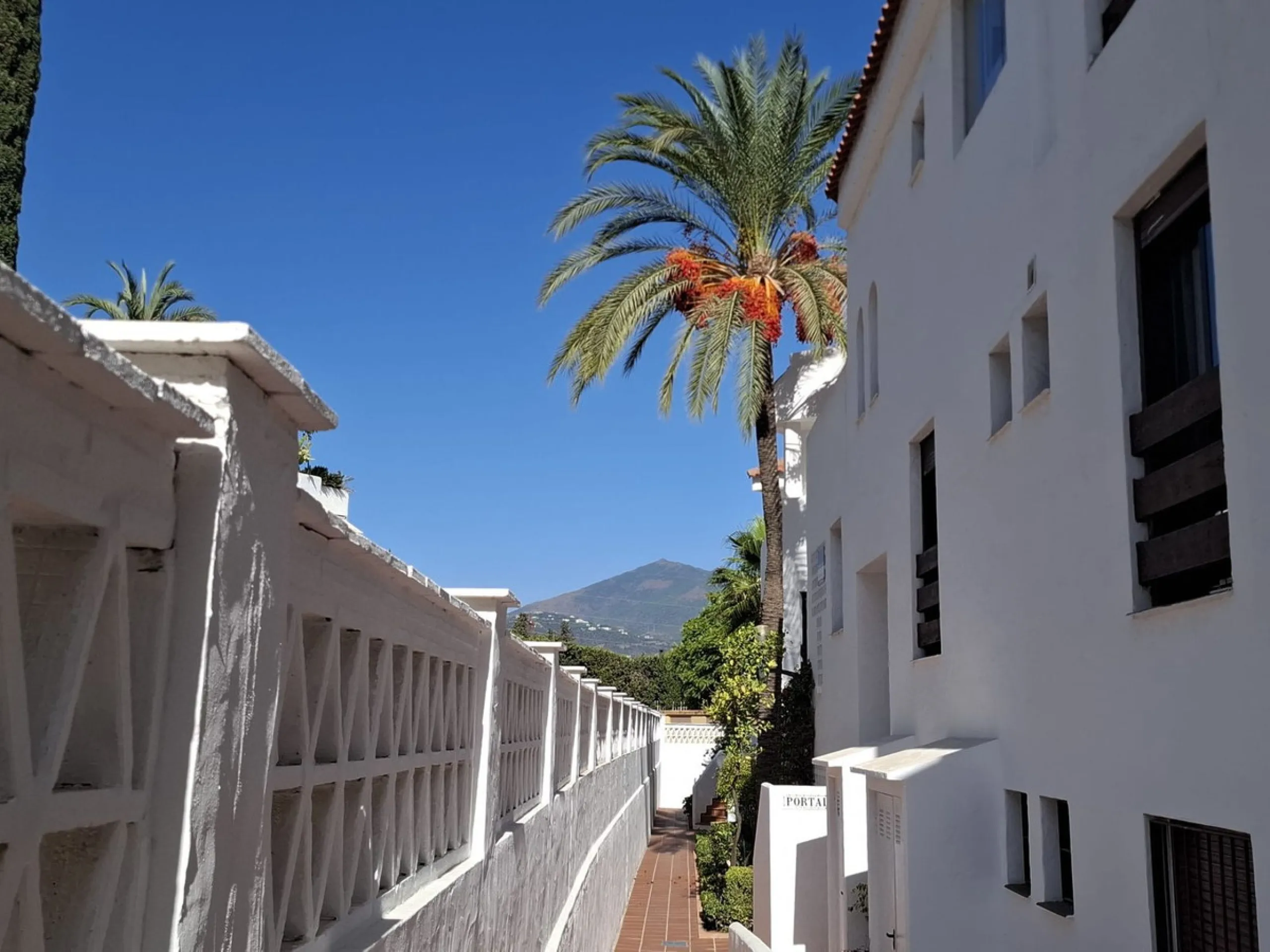 Apartment - Middle Floor Apartment в продаже в Marbella, Málaga. В доме 3 спален и 2 ванных комнат. Площадь дома 131 м²