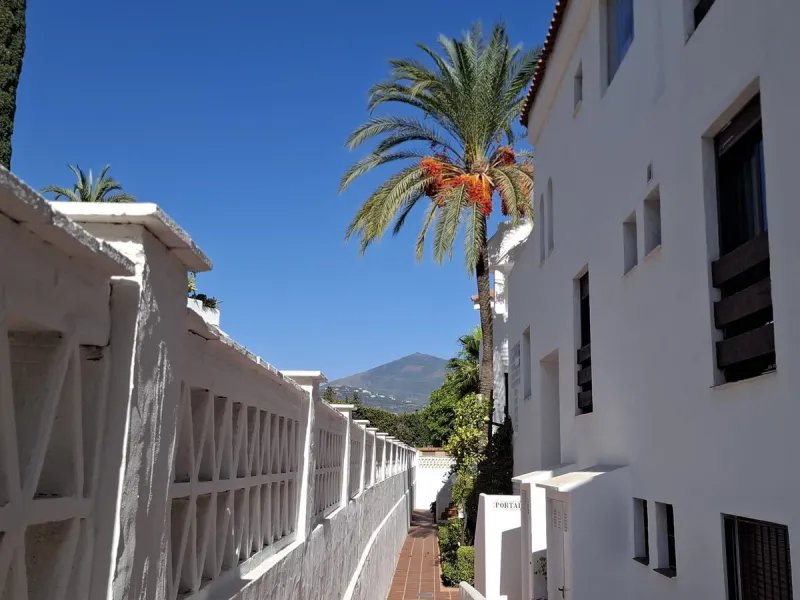 Apartment - Middle Floor Apartment в продаже в Marbella, Málaga. В доме 3 спален и 2 ванных комнат. Площадь дома 131 м²