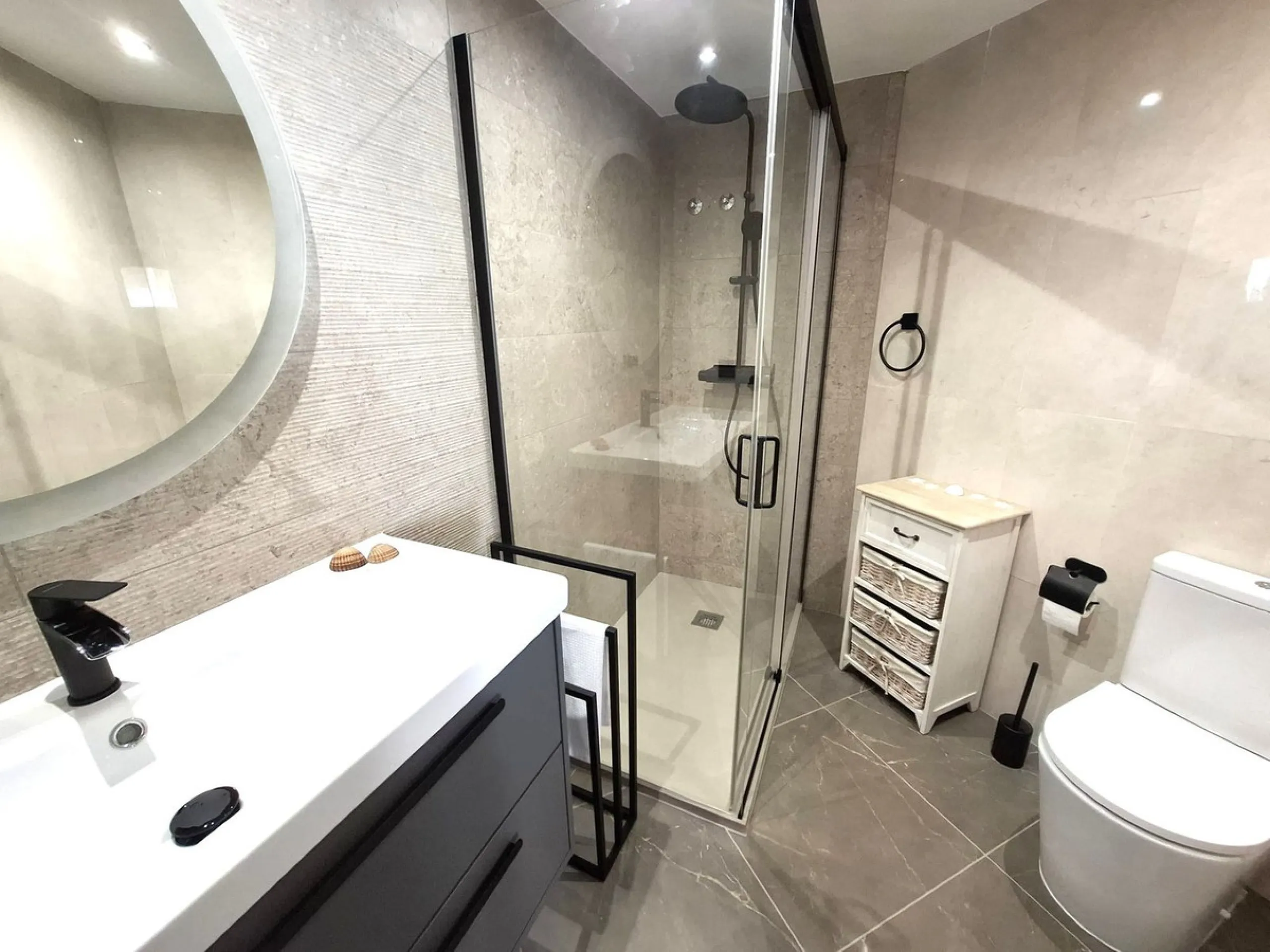 Apartment - Middle Floor Apartment в продаже в Marbella, Málaga. В доме 3 спален и 2 ванных комнат. Площадь дома 131 м²