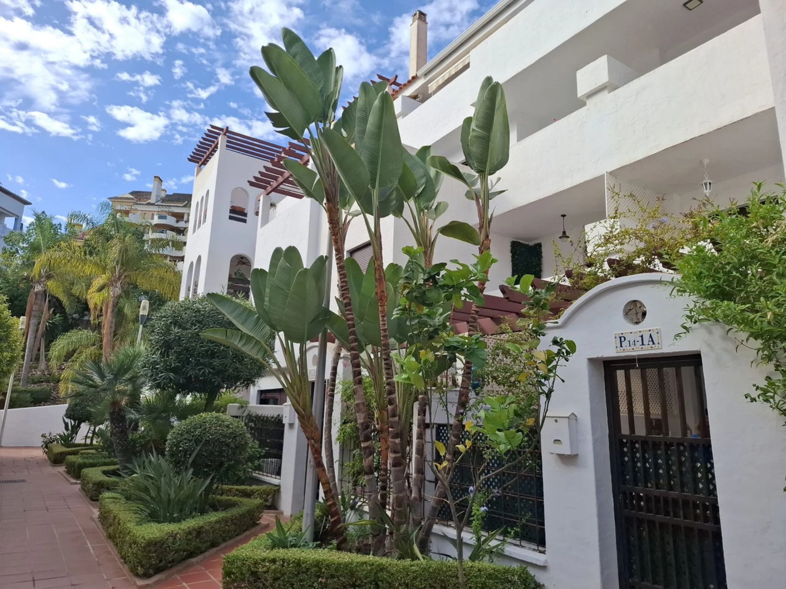 Apartment - Middle Floor Apartment в продаже в Marbella, Málaga. В доме 3 спален и 2 ванных комнат. Площадь дома 131 м²