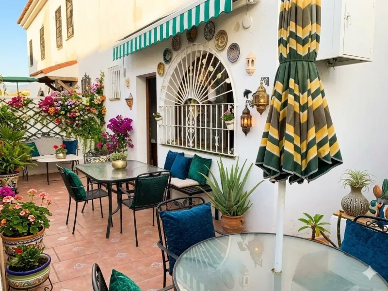 We are delighted to present this magnificent semi-detached villa, fully renovated and located in one of the most sought-after areas of Torremolinos: La Colina, a privileged setting with excellent connections and a wide range of services nearby.
