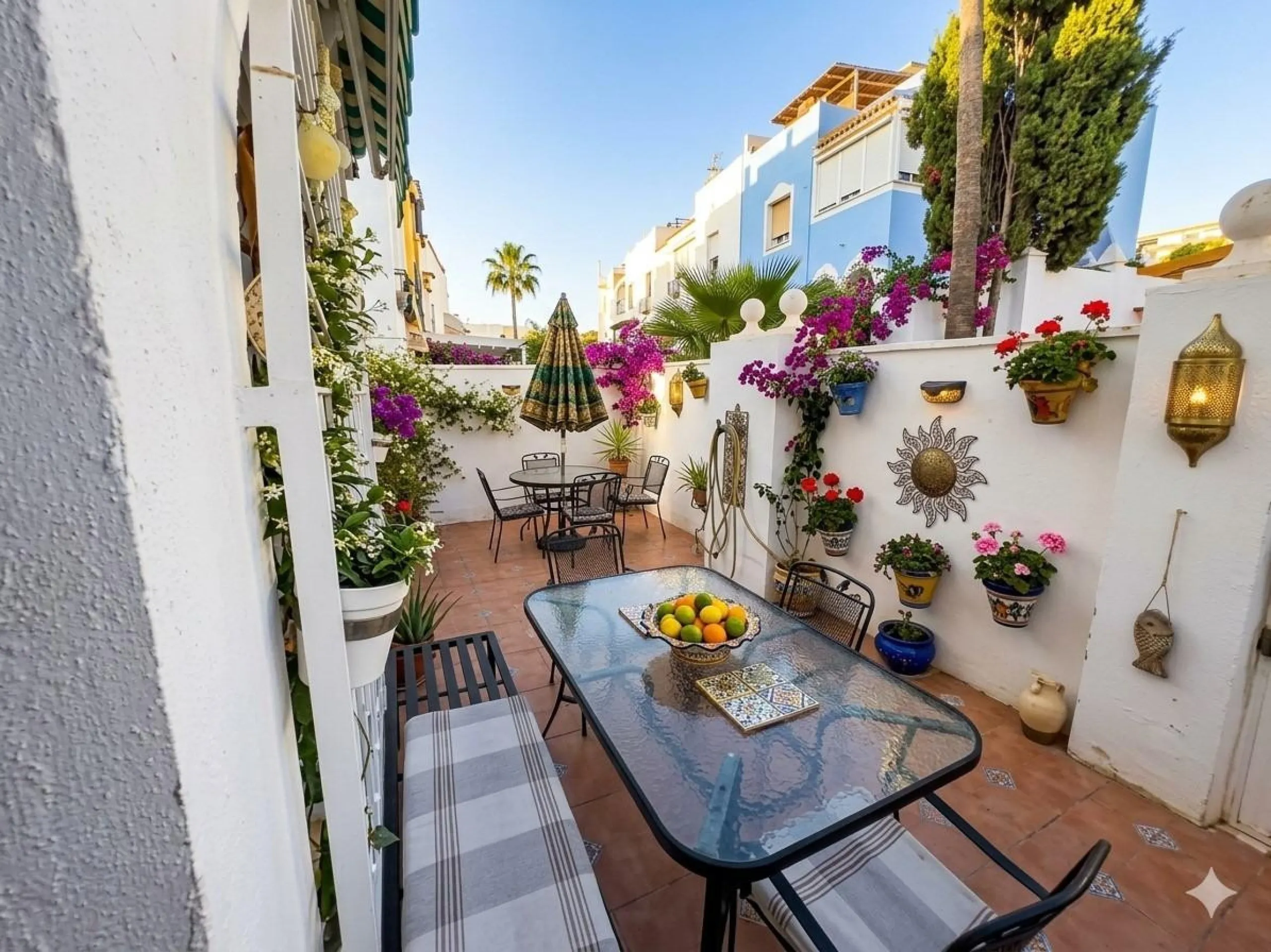 House - Semi-Detached House в продаже в La Colina, Málaga. В доме 4 спален и 3 ванных комнат. Площадь дома 210 м²