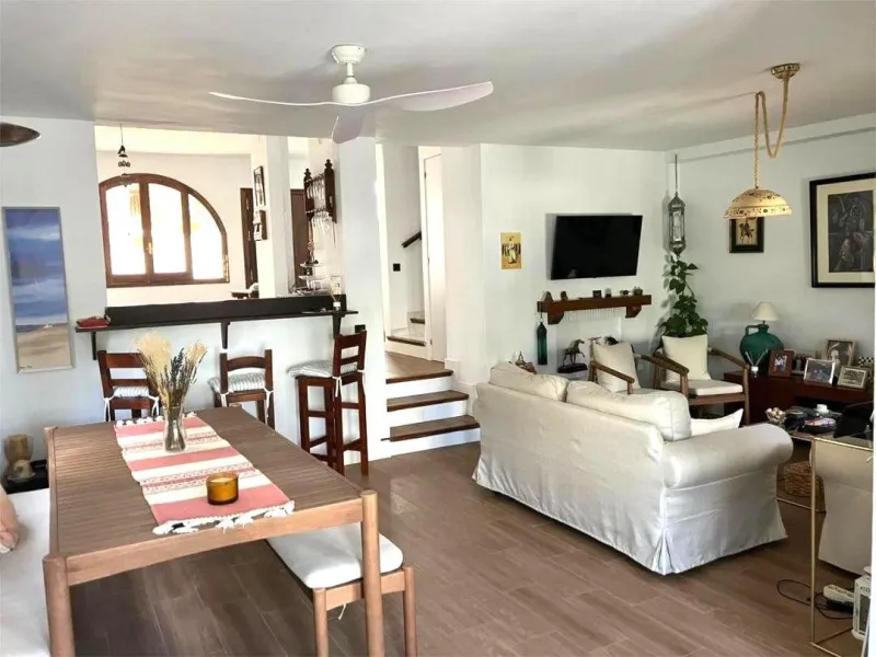 House - Semi-Detached House в продаже в La Colina, Málaga. В доме 4 спален и 3 ванных комнат. Площадь дома 210 м²