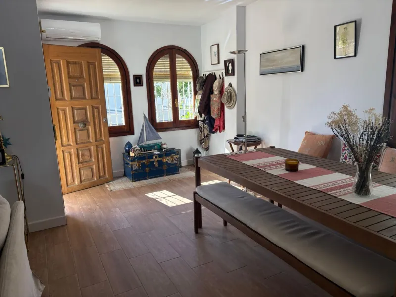 House - Semi-Detached House в продаже в La Colina, Málaga. В доме 4 спален и 3 ванных комнат. Площадь дома 210 м²