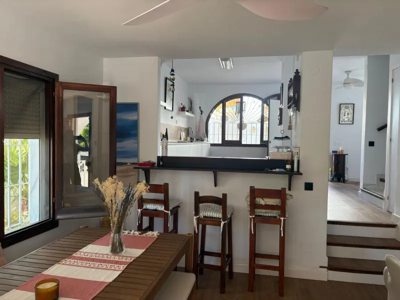 House - Semi-Detached House в продаже в La Colina, Málaga. В доме 4 спален и 3 ванных комнат. Площадь дома 210 м²