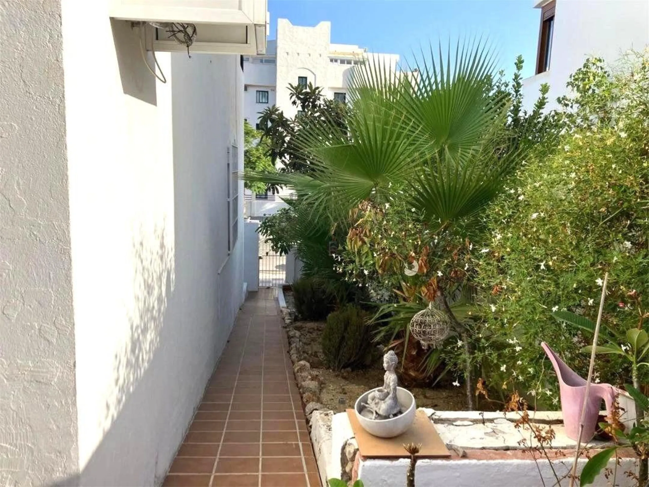 House - Semi-Detached House в продаже в La Colina, Málaga. В доме 4 спален и 3 ванных комнат. Площадь дома 210 м²