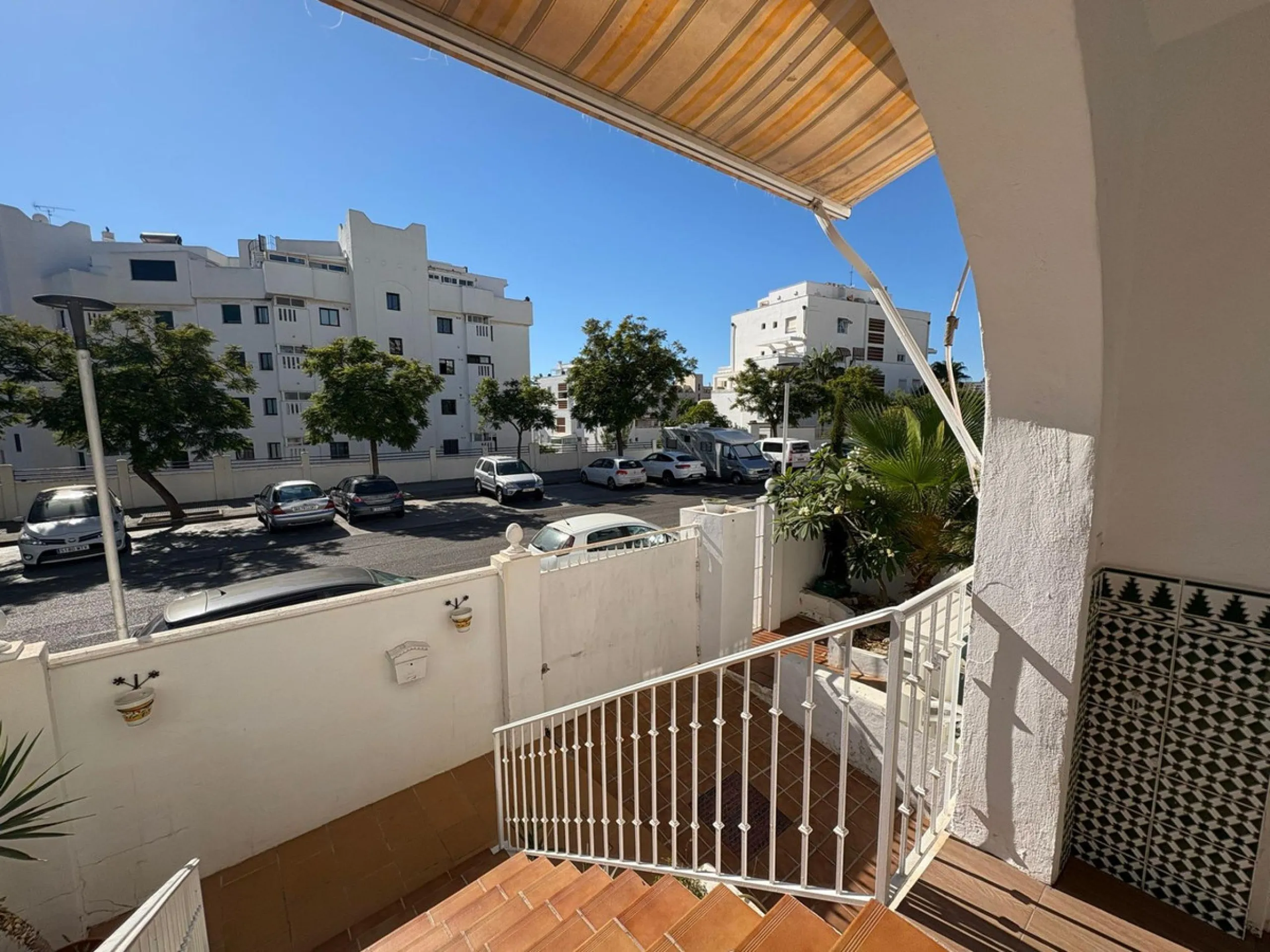 House - Semi-Detached House в продаже в La Colina, Málaga. В доме 4 спален и 3 ванных комнат. Площадь дома 210 м²