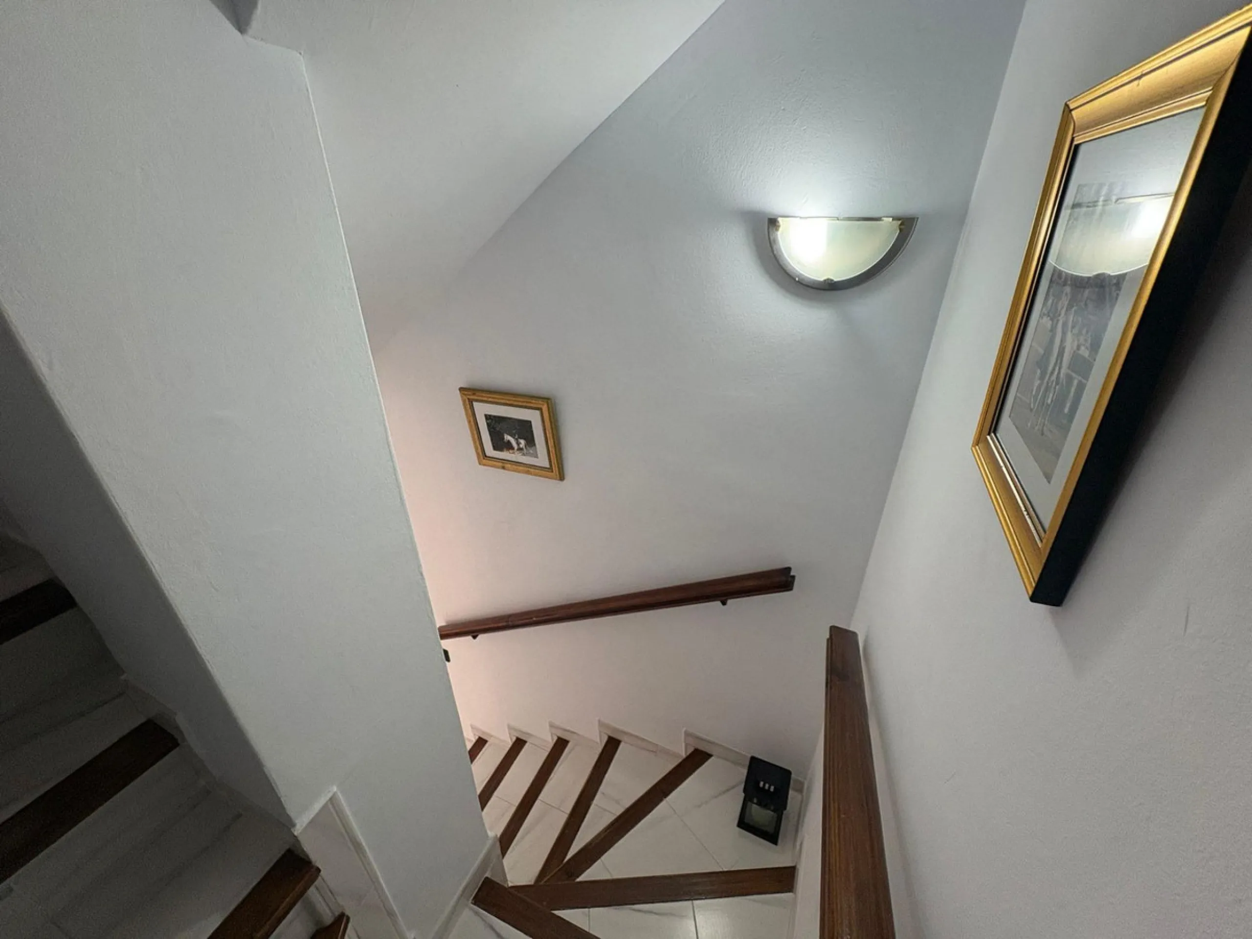 House - Semi-Detached House в продаже в La Colina, Málaga. В доме 4 спален и 3 ванных комнат. Площадь дома 210 м²