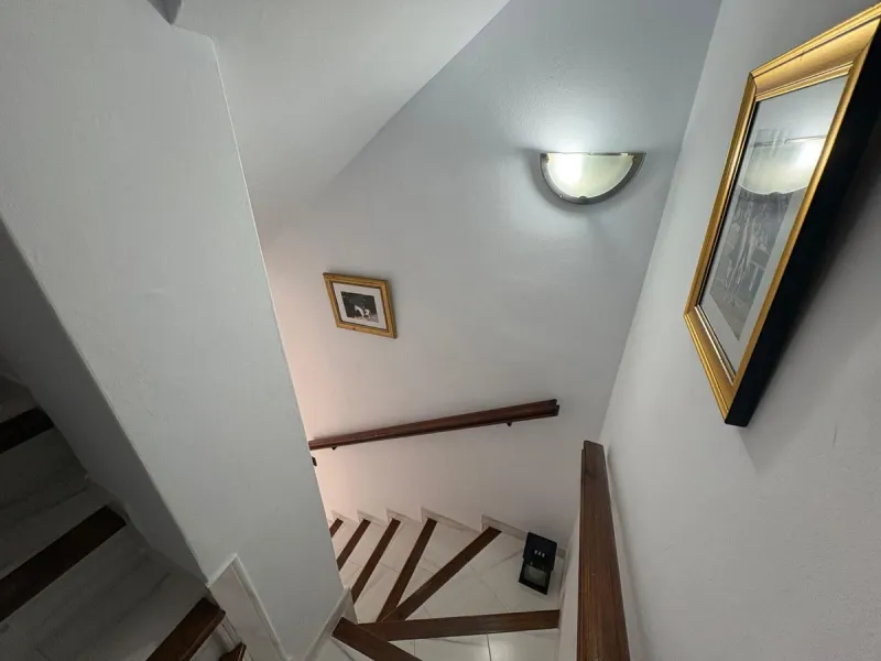 House - Semi-Detached House в продаже в La Colina, Málaga. В доме 4 спален и 3 ванных комнат. Площадь дома 210 м²