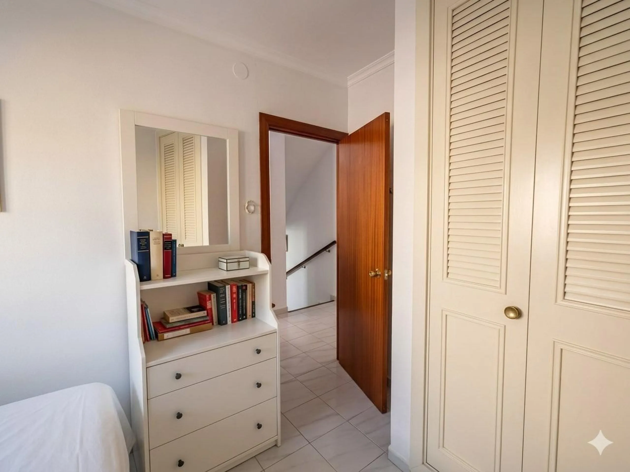 House - Semi-Detached House в продаже в La Colina, Málaga. В доме 4 спален и 3 ванных комнат. Площадь дома 210 м²