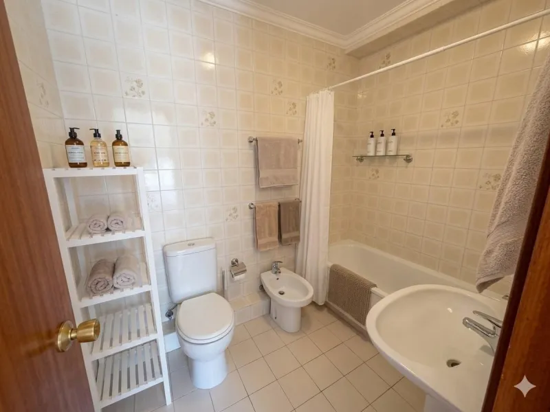 House - Semi-Detached House в продаже в La Colina, Málaga. В доме 4 спален и 3 ванных комнат. Площадь дома 210 м²