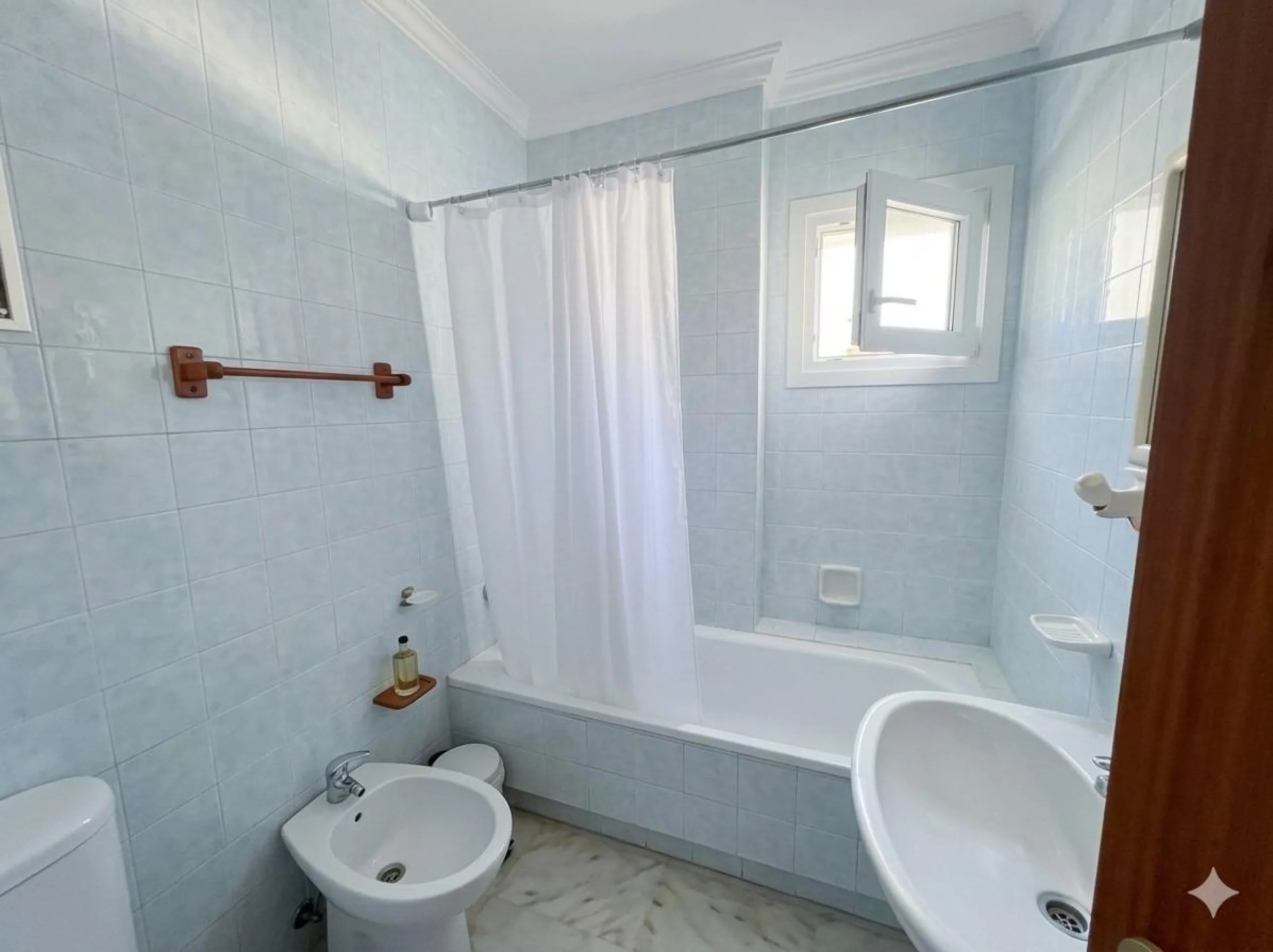 House - Semi-Detached House в продаже в La Colina, Málaga. В доме 4 спален и 3 ванных комнат. Площадь дома 210 м²