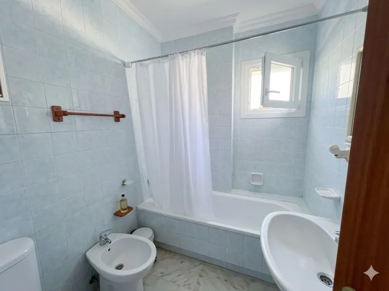 House - Semi-Detached House в продаже в La Colina, Málaga. В доме 4 спален и 3 ванных комнат. Площадь дома 210 м²