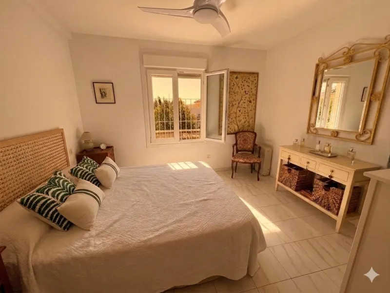 House - Semi-Detached House в продаже в La Colina, Málaga. В доме 4 спален и 3 ванных комнат. Площадь дома 210 м²