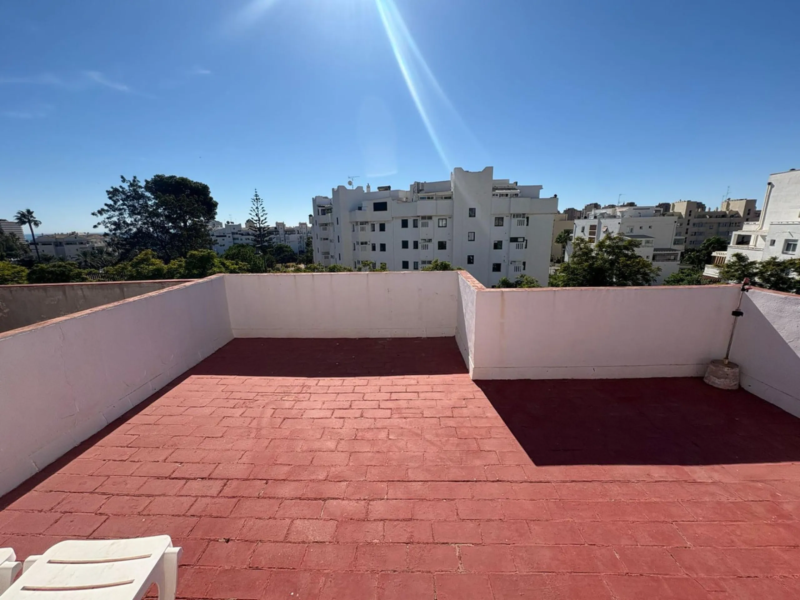 House - Semi-Detached House в продаже в La Colina, Málaga. В доме 4 спален и 3 ванных комнат. Площадь дома 210 м²