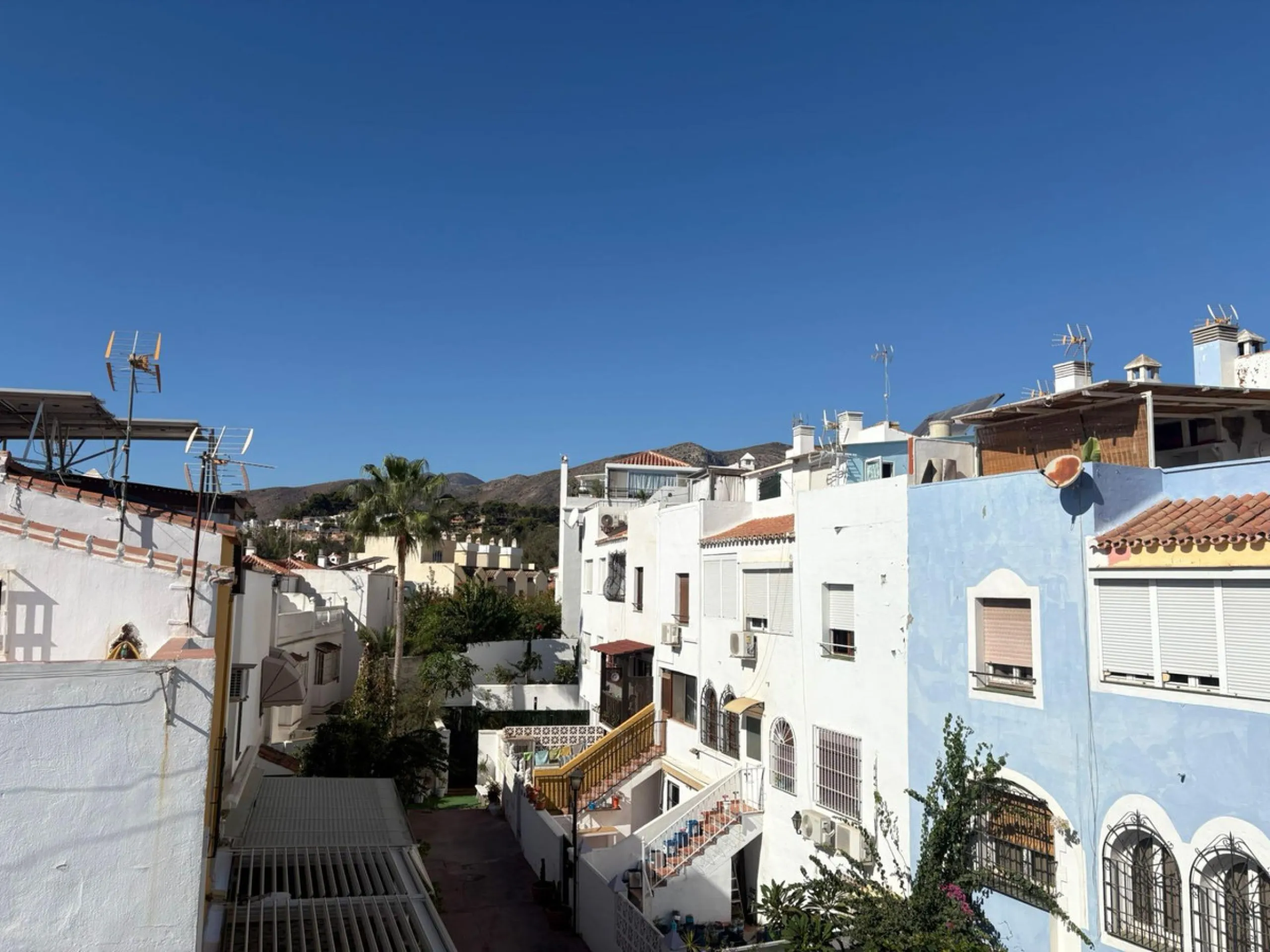House - Semi-Detached House в продаже в La Colina, Málaga. В доме 4 спален и 3 ванных комнат. Площадь дома 210 м²