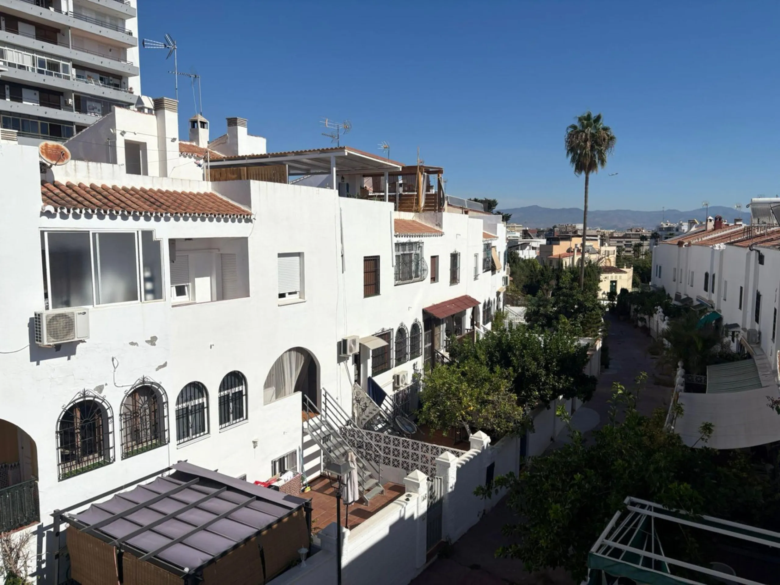 House - Semi-Detached House в продаже в La Colina, Málaga. В доме 4 спален и 3 ванных комнат. Площадь дома 210 м²