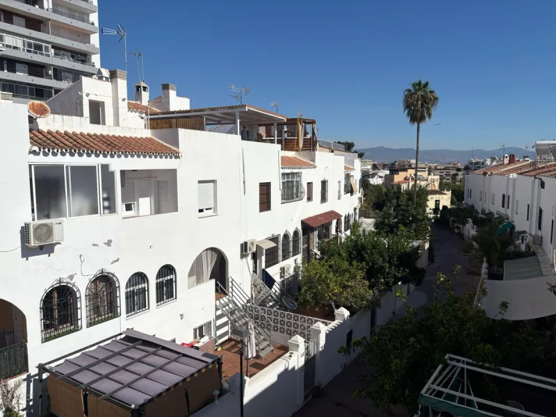 House - Semi-Detached House в продаже в La Colina, Málaga. В доме 4 спален и 3 ванных комнат. Площадь дома 210 м²
