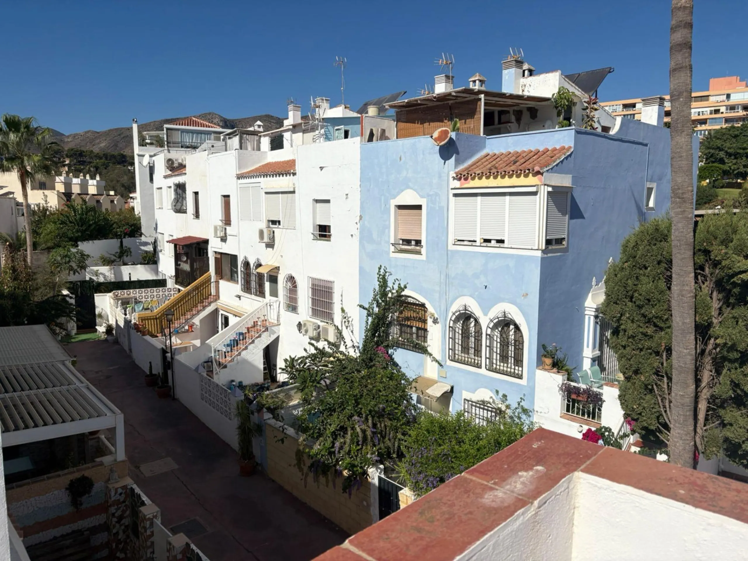 House - Semi-Detached House в продаже в La Colina, Málaga. В доме 4 спален и 3 ванных комнат. Площадь дома 210 м²
