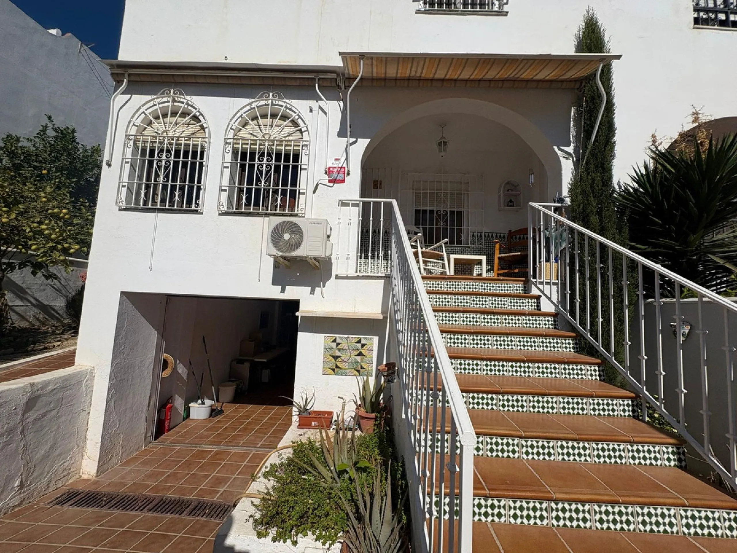 House - Semi-Detached House в продаже в La Colina, Málaga. В доме 4 спален и 3 ванных комнат. Площадь дома 210 м²
