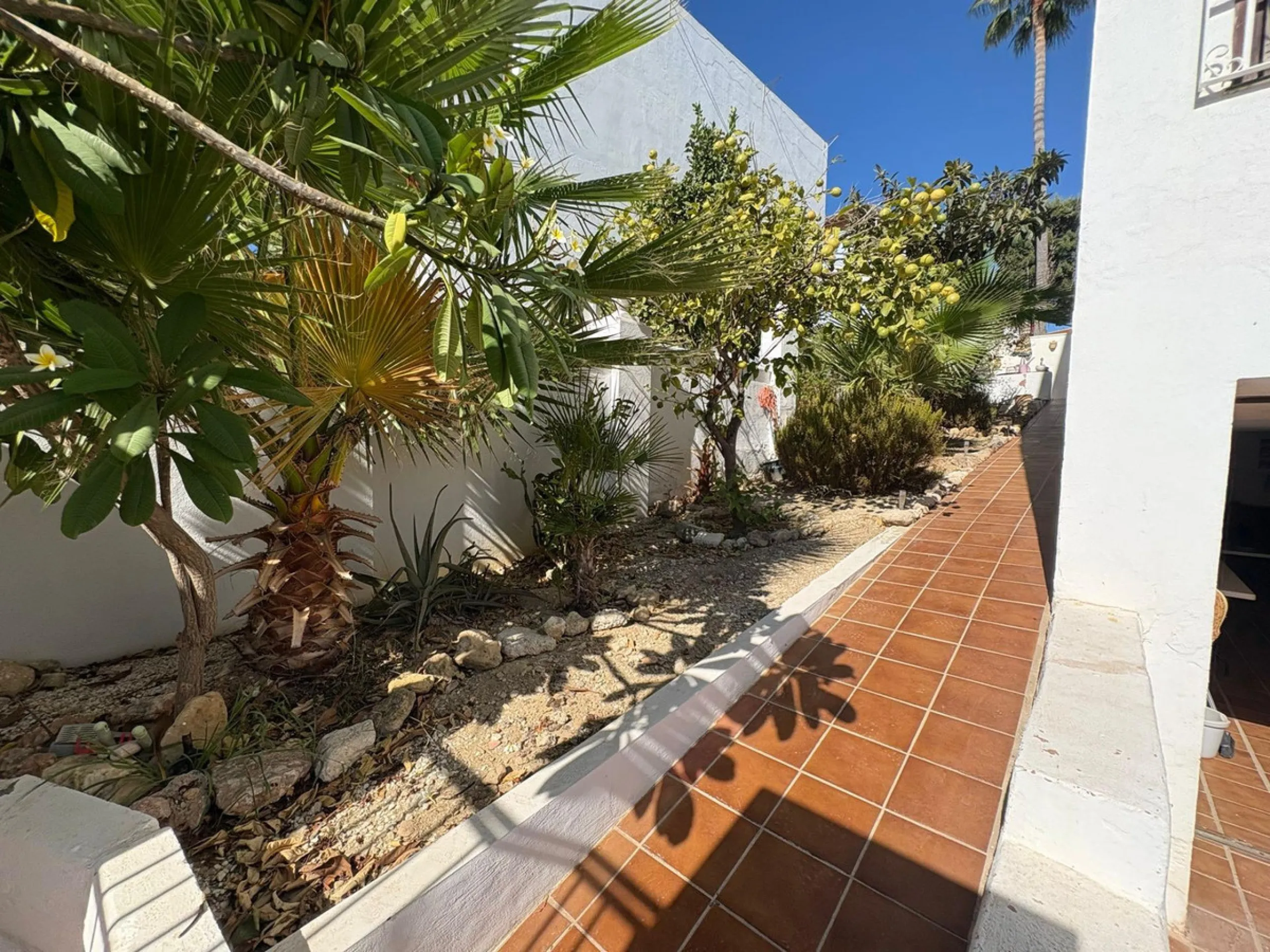 House - Semi-Detached House в продаже в La Colina, Málaga. В доме 4 спален и 3 ванных комнат. Площадь дома 210 м²