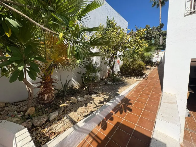 House - Semi-Detached House в продаже в La Colina, Málaga. В доме 4 спален и 3 ванных комнат. Площадь дома 210 м²