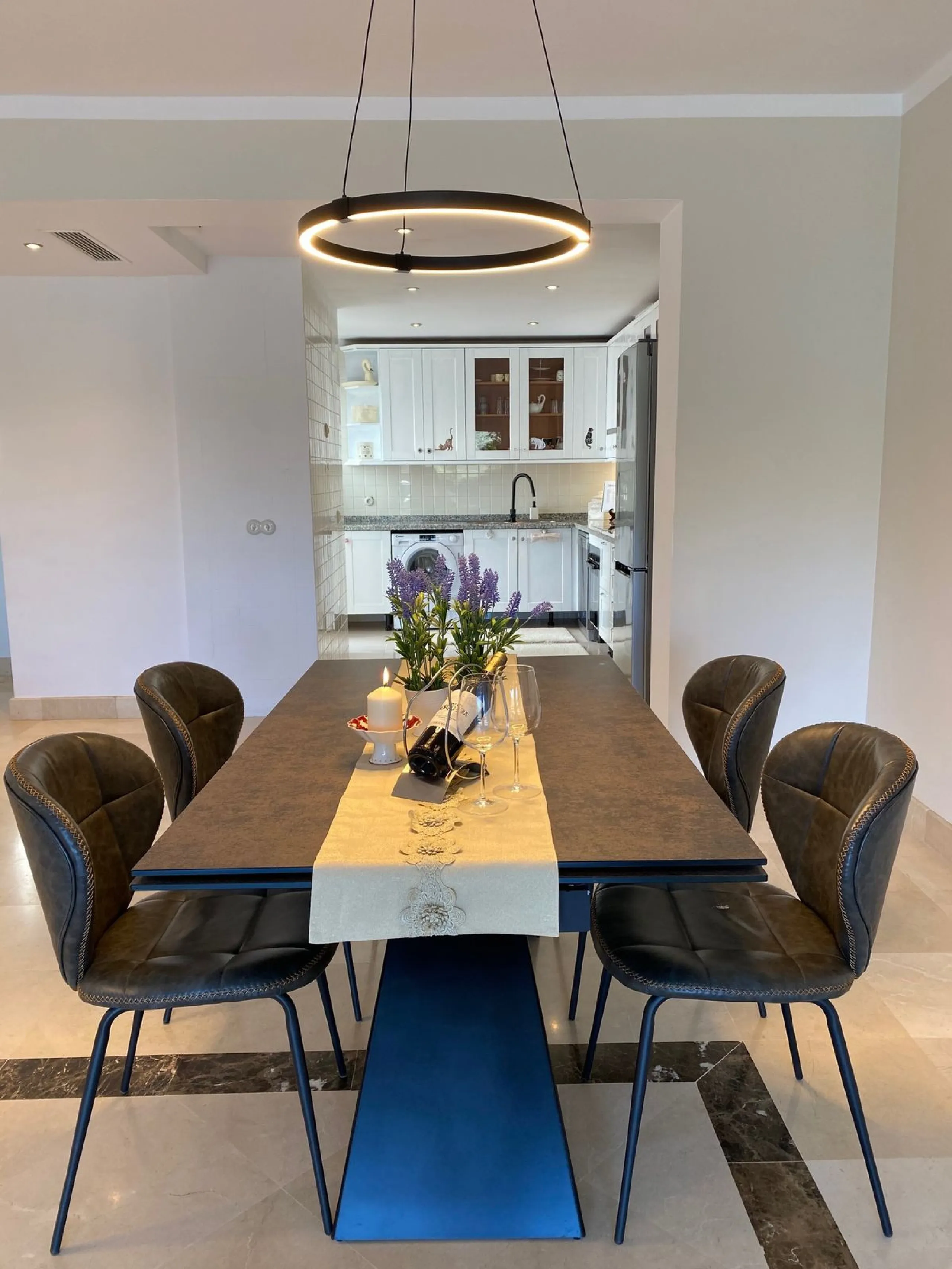 Discover this charming 3-bedroom, 2-bathroom townhouse in Istan, offering stunning lake views. Nestled in a serene location, this property combines modern living with natural beauty. The spacious interior includes a bright living area, a well-equipped kit