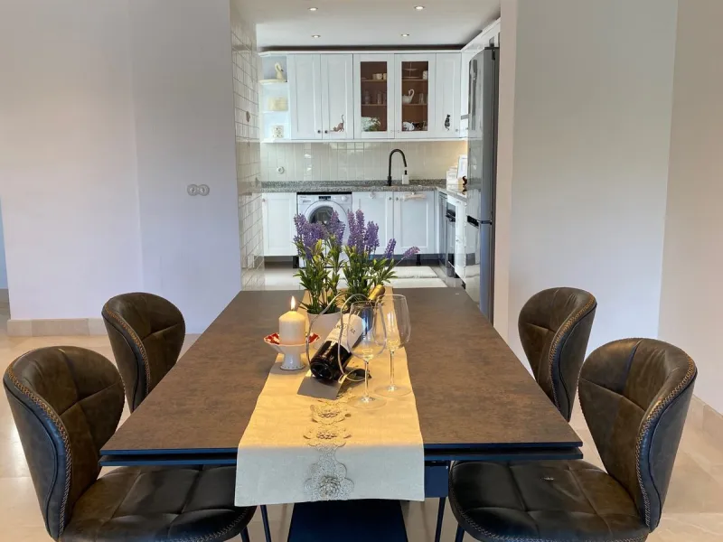 Discover this charming 3-bedroom, 2-bathroom townhouse in Istan, offering stunning lake views. Nestled in a serene location, this property combines modern living with natural beauty. The spacious interior includes a bright living area, a well-equipped kit