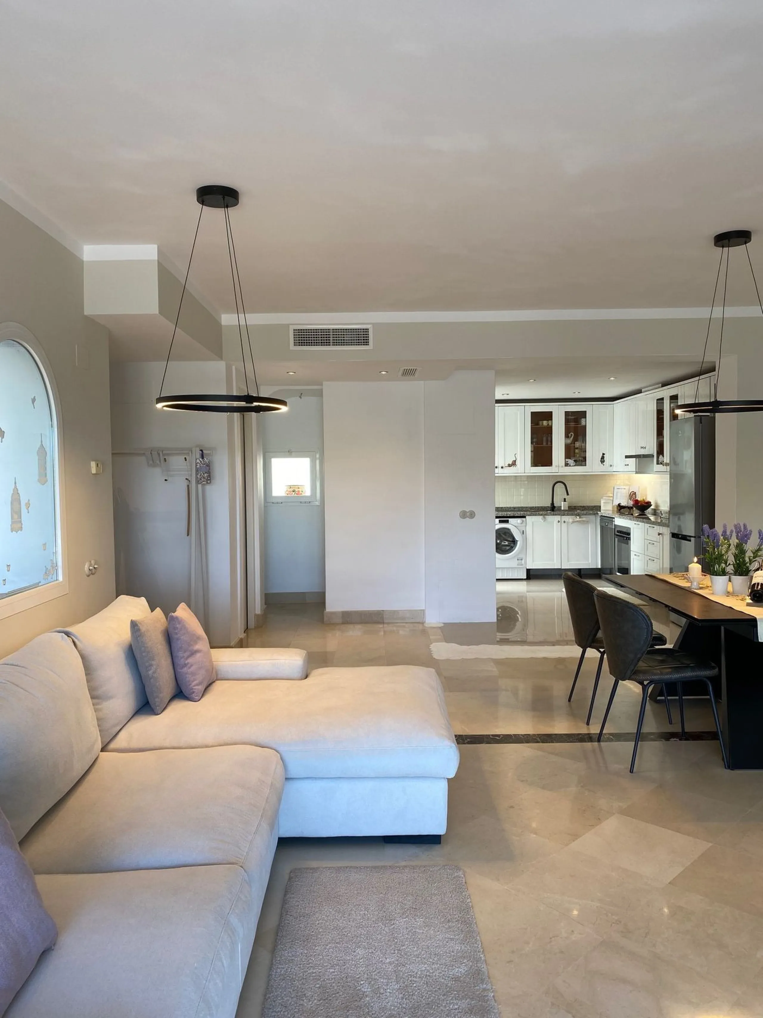 Discover this charming 3-bedroom, 2-bathroom townhouse in Istan, offering stunning lake views. Nestled in a serene location, this property combines modern living with natural beauty. The spacious interior includes a bright living area, a well-equipped kit